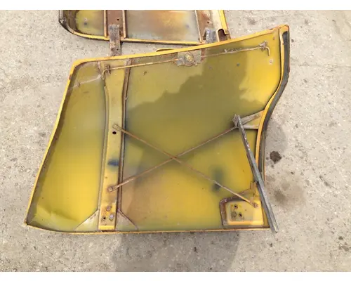 International 1600 LOADSTAR Hood