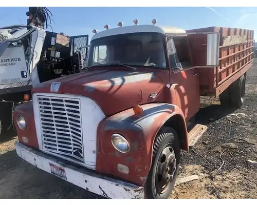 International 1600 LOADSTAR Hood