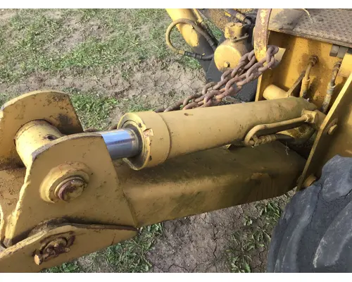 International 2504 Equip Hydraulic Cylinder