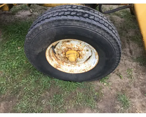 International 2504 Equip Tire and Rim
