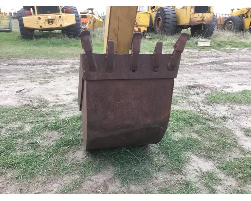 International 2504 Equipment (Mounted)