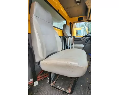 International 2574 Seat, Front