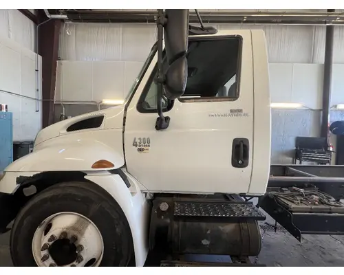 Cab INTERNATIONAL 4300 DTI Trucks