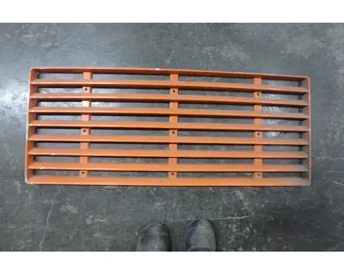 Grille INTERNATIONAL 4900 Sam's Riverside Truck Parts Inc
