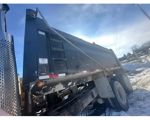 International 5900I Box  Bed