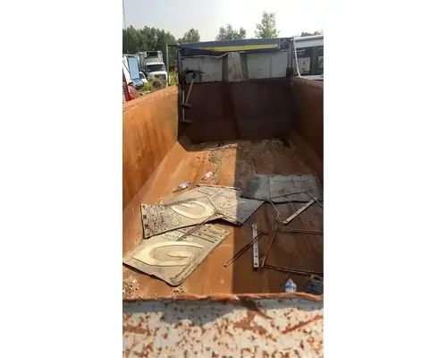 International 5900I Box  Bed