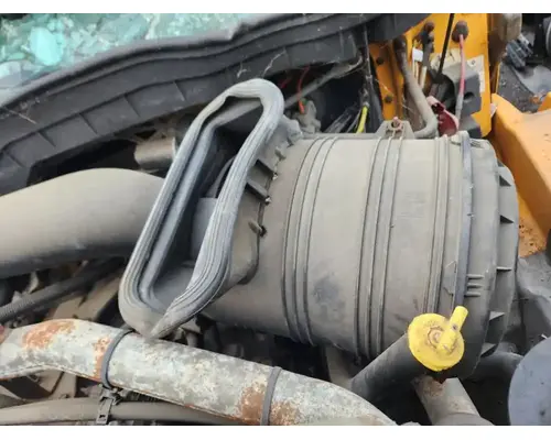 International 7400 Air Cleaner