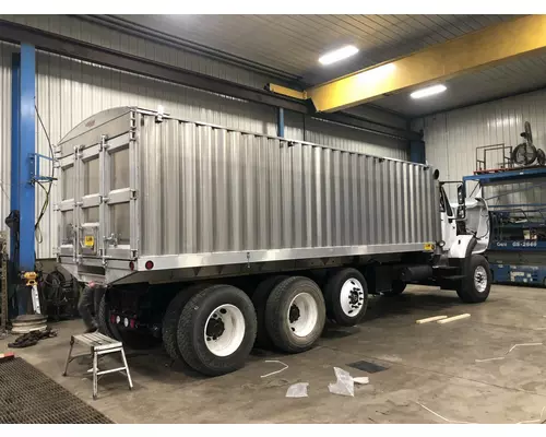 International 7600 Truck