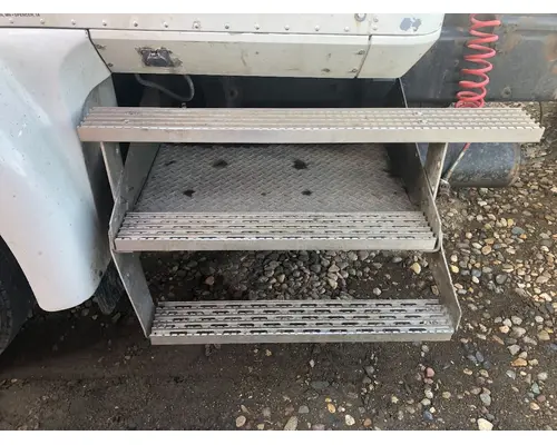 International 9200 Step (Fuel Tank, Fairing