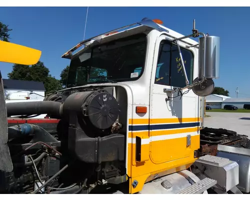 Cab INTERNATIONAL 9900 LKQ Thompson Motors - Wykoff