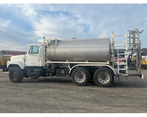 Complete Vehicle INTERNATIONAL F-2574 Hagerman Inc.