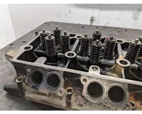 International MAXXFORCE 7 Cylinder Head