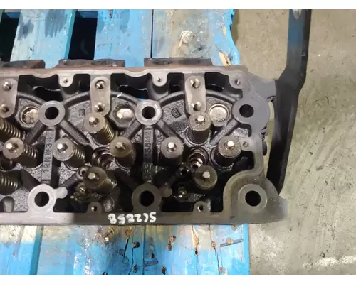 International MAXXFORCE 7 Cylinder Head