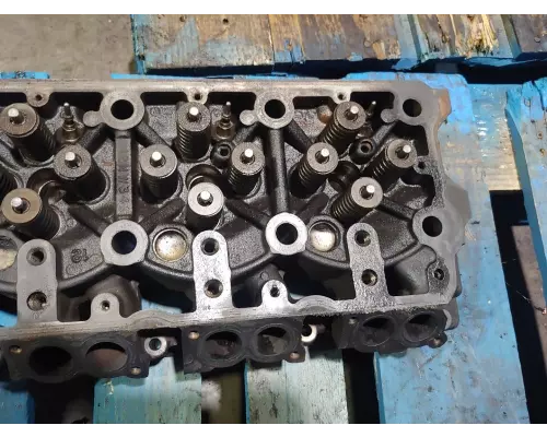 International MAXXFORCE 7 Cylinder Head