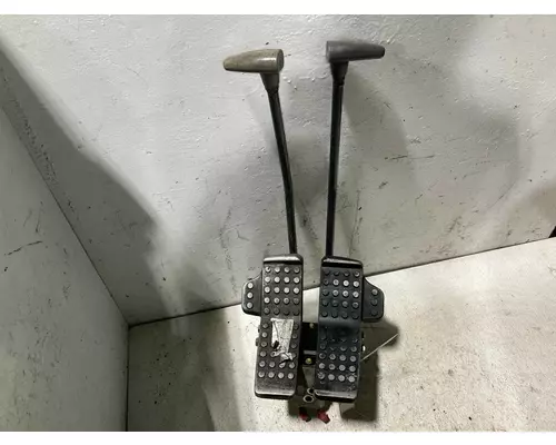 John Deere 225C LC Equip Pedal