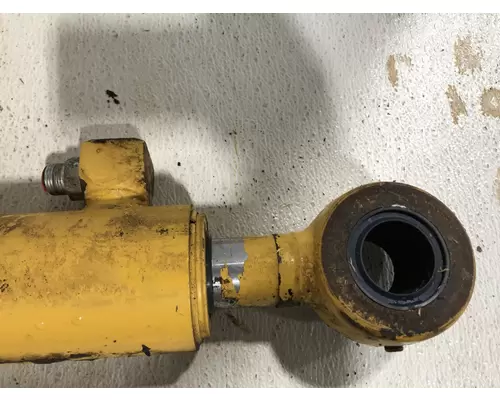 John Deere 624K Equip Hydraulic Cylinder