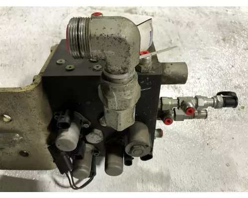 John Deere 624K Equip Hydraulic Valve