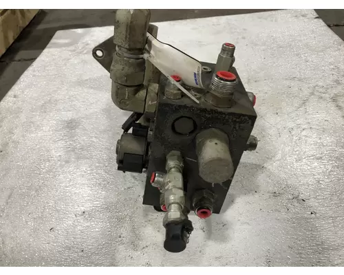 John Deere 624K Equip Hydraulic Valve