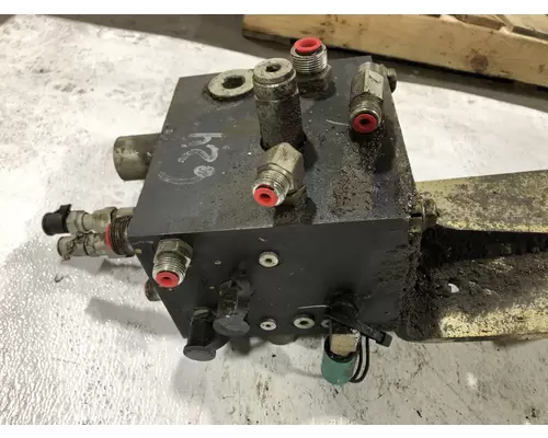 John Deere 624K Equip Hydraulic Valve