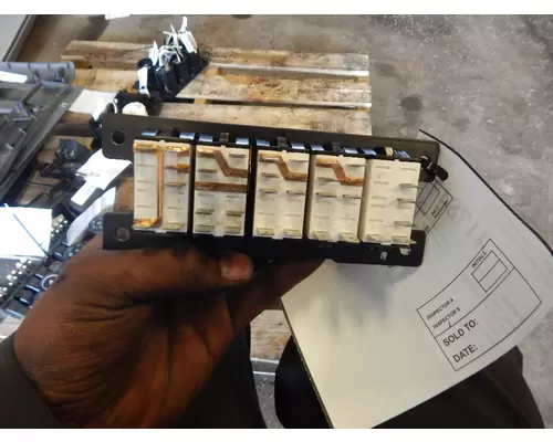 KENWORTH T-680 Switch