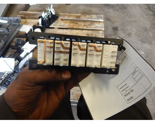 KENWORTH T-680 Switches, Misc