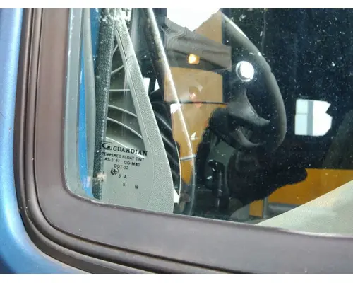 KENWORTH T2000 GLASS, DOOR VENT, FRONT