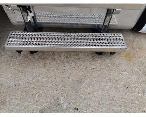 KENWORTH T380 CAB STEP