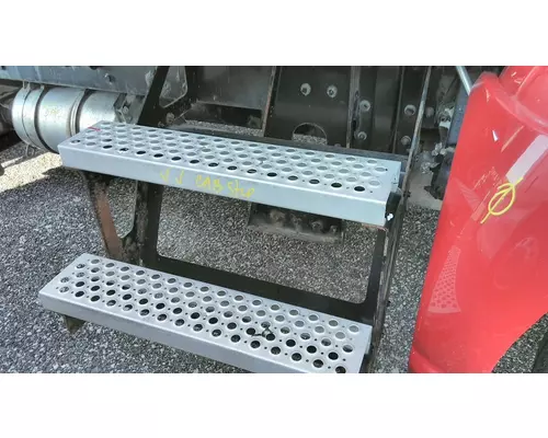 KENWORTH T660 CAB STEP