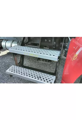 KENWORTH T660 CAB STEP