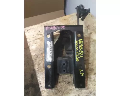 KENWORTH T680 CAB MOUNT,BRACKET