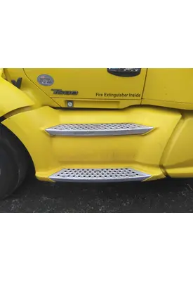 KENWORTH T680 CAB SKIRT/SIDE FAIRING