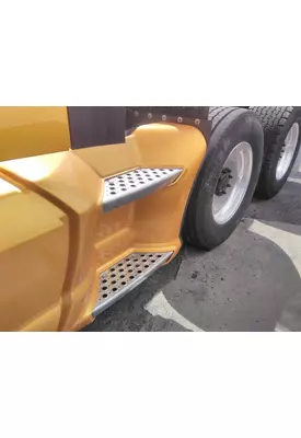 KENWORTH T680 CAB SKIRT/SIDE FAIRING