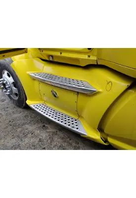 KENWORTH T680 CAB SKIRT/SIDE FAIRING