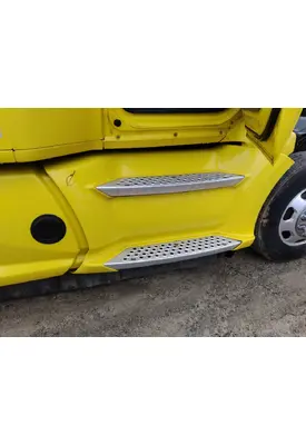KENWORTH T680 CAB SKIRT/SIDE FAIRING
