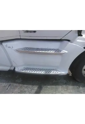 KENWORTH T680 CAB SKIRT/SIDE FAIRING