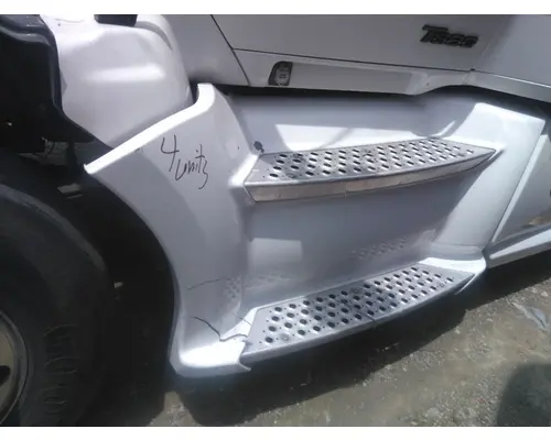 KENWORTH T680 CAB SKIRTSIDE FAIRING