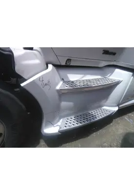 KENWORTH T680 CAB SKIRT/SIDE FAIRING