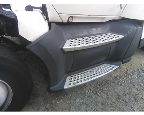 KENWORTH T680 CAB SKIRT/SIDE FAIRING