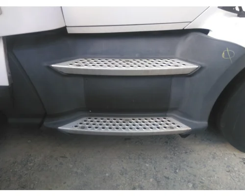 KENWORTH T680 CAB SKIRT/SIDE FAIRING
