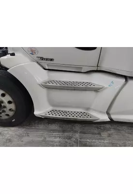 KENWORTH T680 CAB SKIRT/SIDE FAIRING