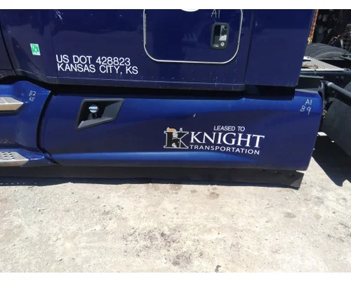 KENWORTH T680 CAB SKIRT/SIDE FAIRING