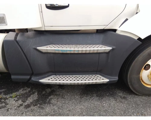 KENWORTH T680 CAB SKIRT/SIDE FAIRING