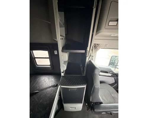 KENWORTH T680 Cab