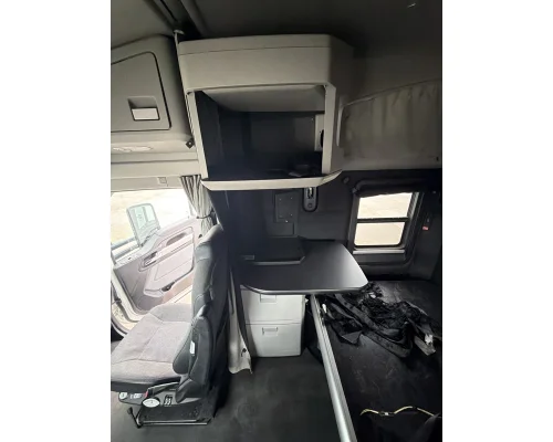 KENWORTH T680 Cab