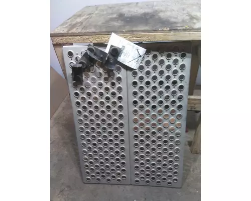 KENWORTH T680 DECK (CATWALK) STEP