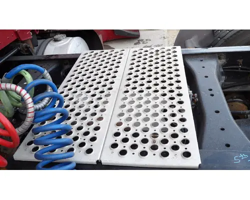 KENWORTH T680 DECK (CATWALK) STEP