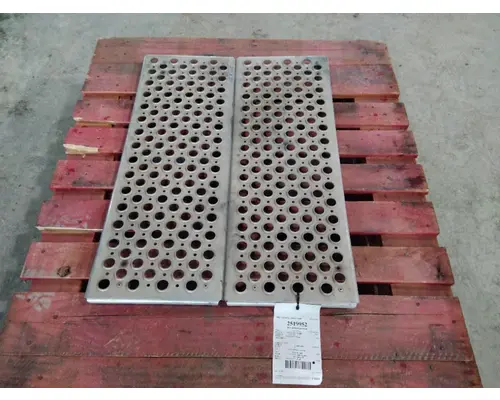 KENWORTH T680 DECK (CATWALK) STEP