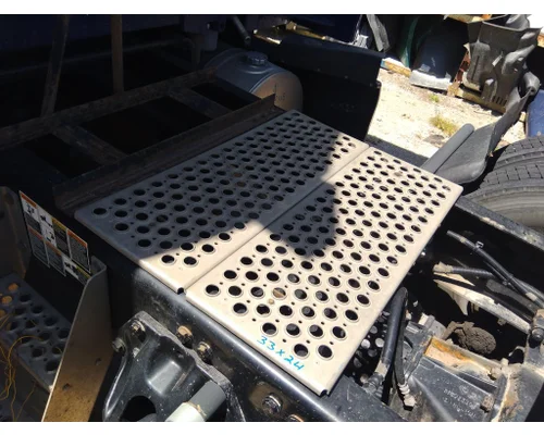 KENWORTH T680 DECK (CATWALK) STEP