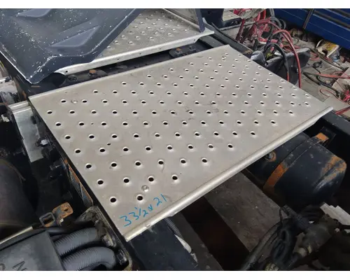 KENWORTH T680 DECK (CATWALK) STEP