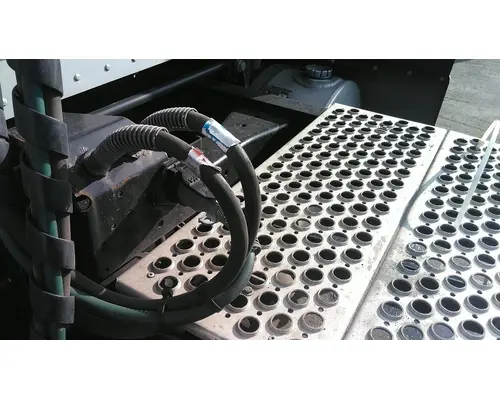 KENWORTH T680 DECK (CATWALK) STEP